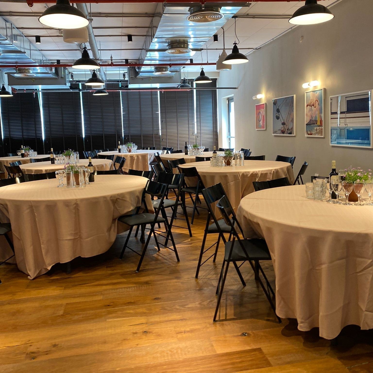 כסאות לאולמות אירועים - פתרונות ישיבה פונקציונליים, מתקפלים ומעוצבים