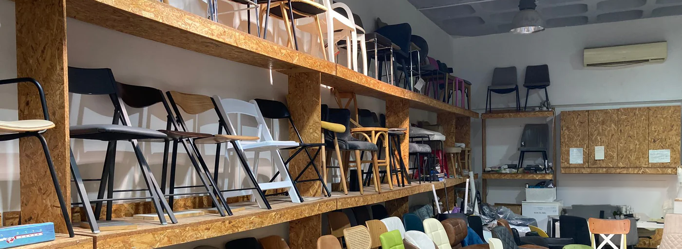 תצוגה של כסאות מתקפלים איכותיים בחנות רהיטים