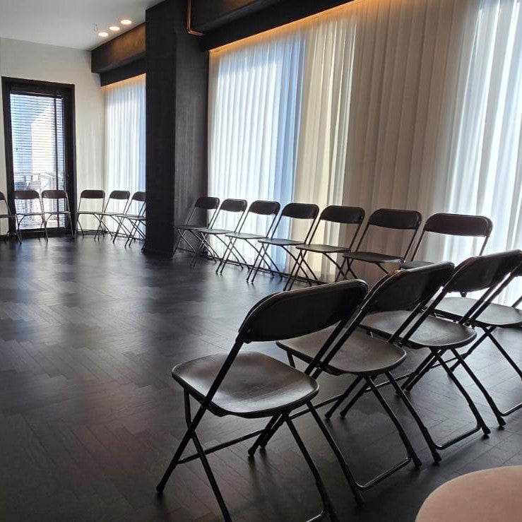 כסאות מתקפלים דגם ברוקליין בצבע שחור, עם מסגרת ברזל מחוזקת, קל משקל ועמיד עד 130 ק"ג