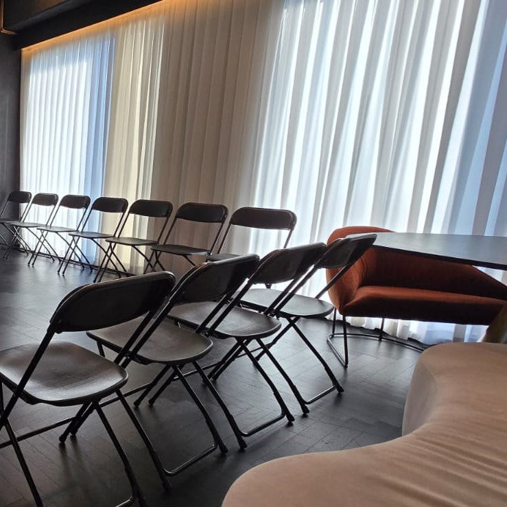 כסאות מתקפלים דגם ברוקליין בצבע שחור, עם מסגרת ברזל מחוזקת, קל משקל ועמיד עד 130 ק"ג