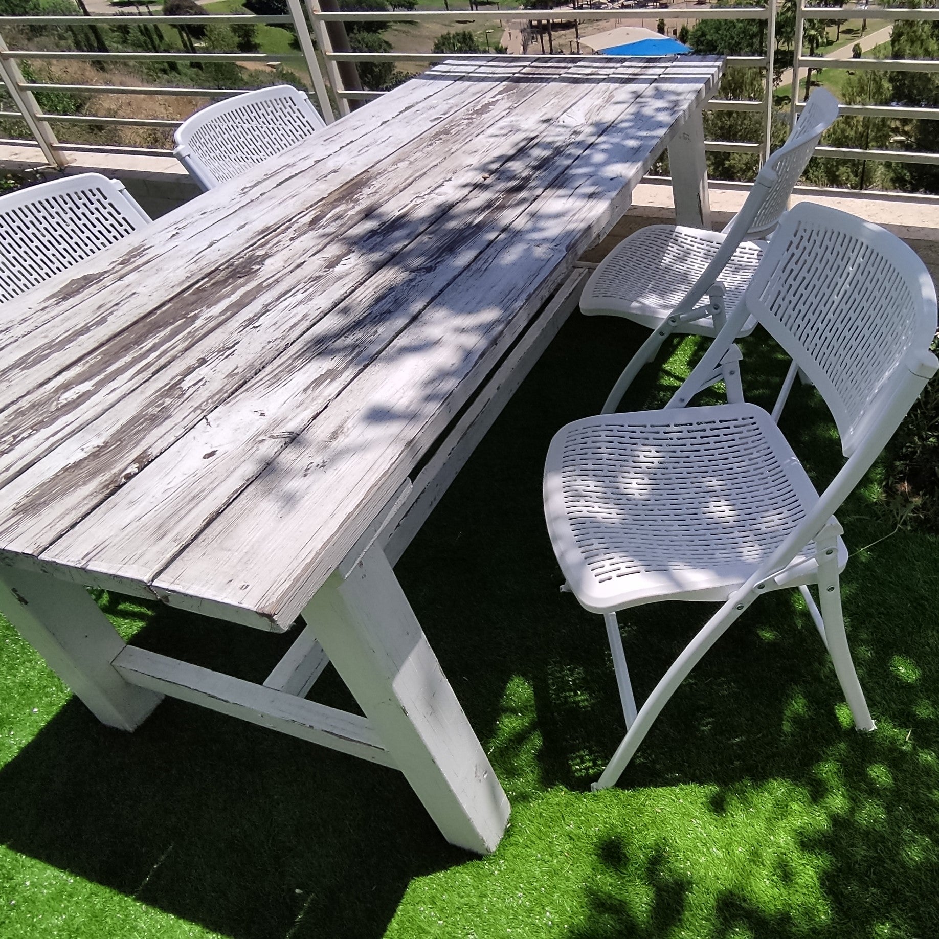 כסאות מתקפלים דגם מיאמי בצבע לבן, נוחים וחזקים עם מסגרת פלדה מחוזקת