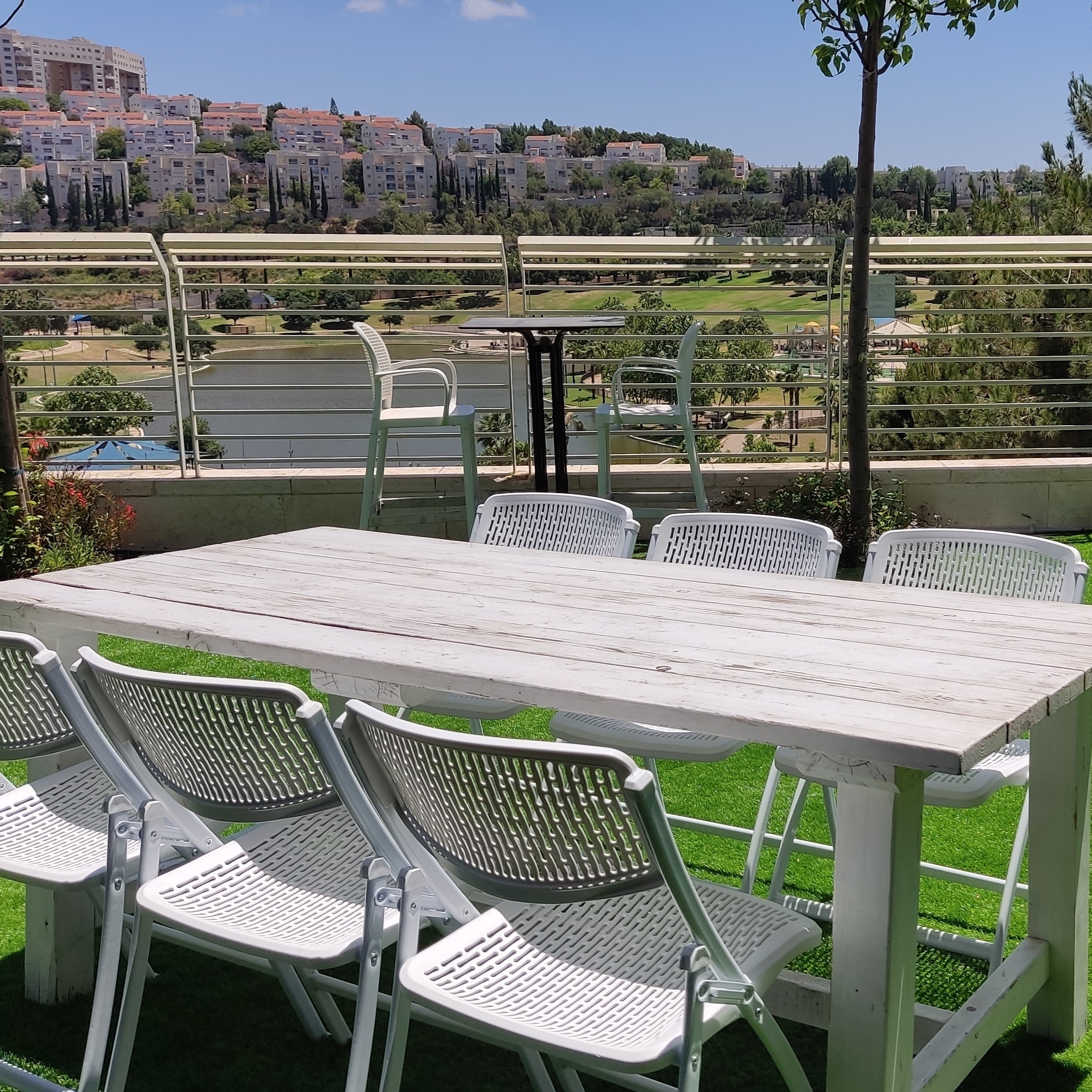 כסא מתקפל דגם מיאמי בצבע לבן, נוח מאוד ועמיד עם מסגרת פלדה מחוזקת