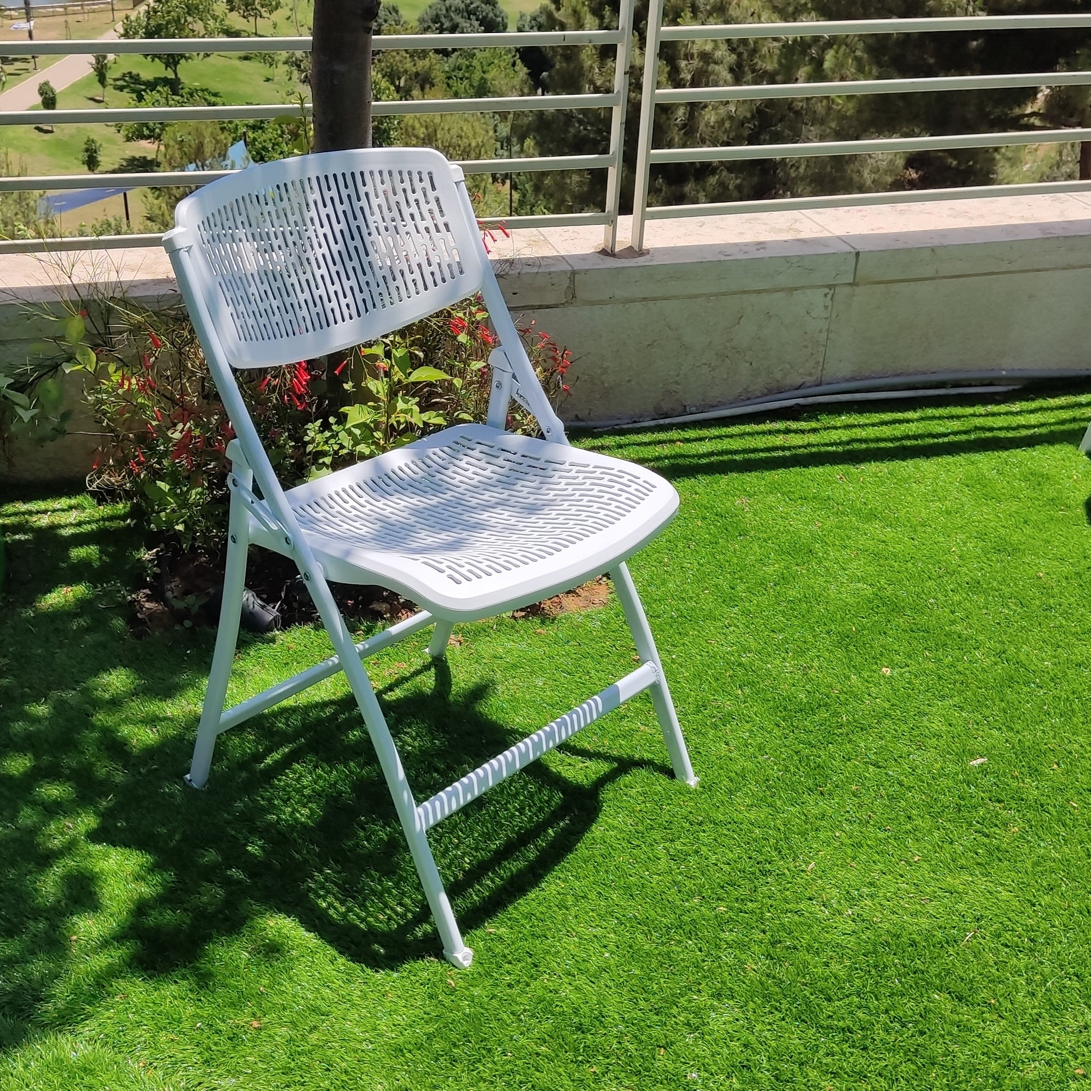 כסאות מתקפלים דגם מיאמי בצבע לבן, נוחים וחזקים עם מסגרת פלדה מחוזקת