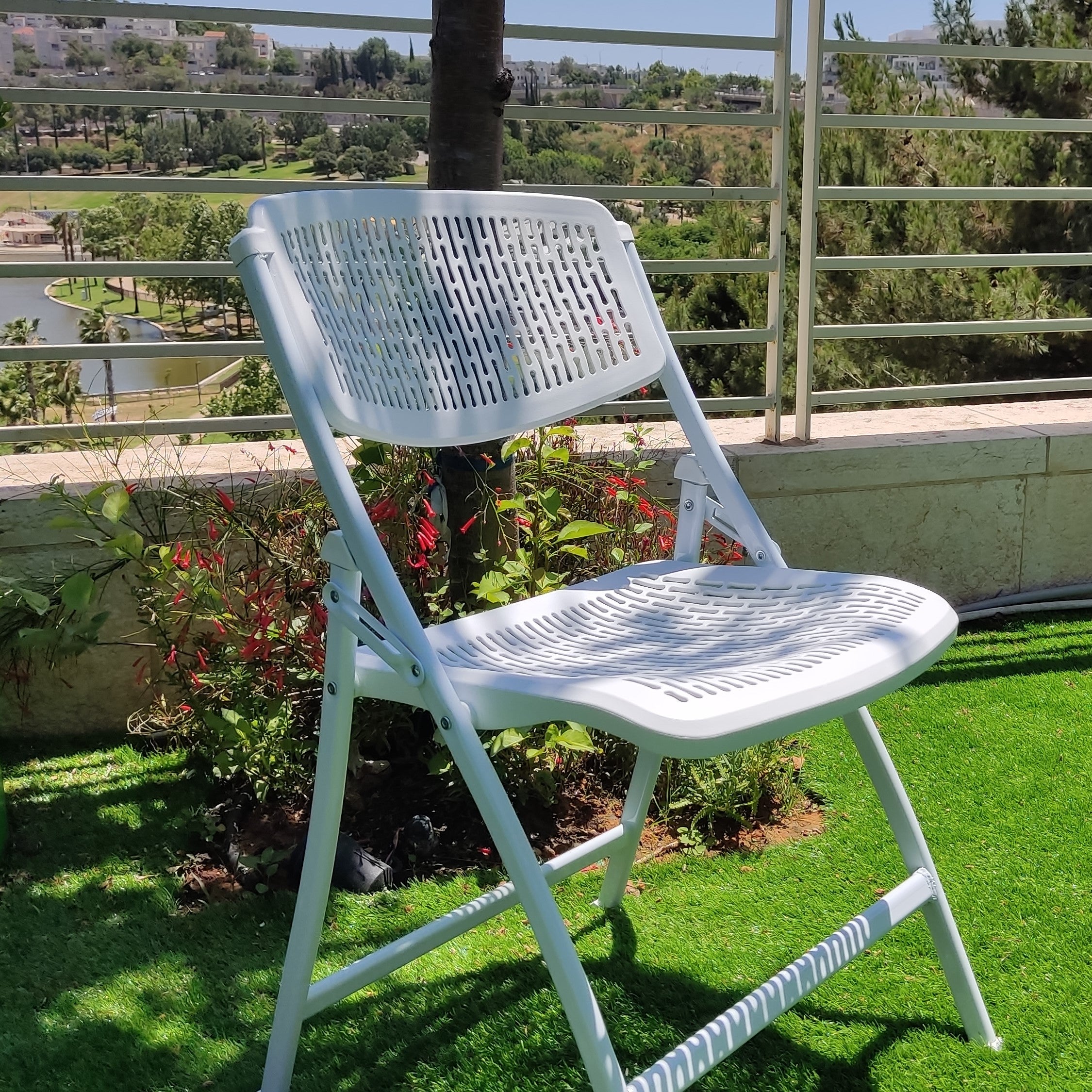 כסא מתקפל דגם מיאמי בצבע שחור או לבן, נוח מאוד ועמיד עם מסגרת פלדה מחוזקת