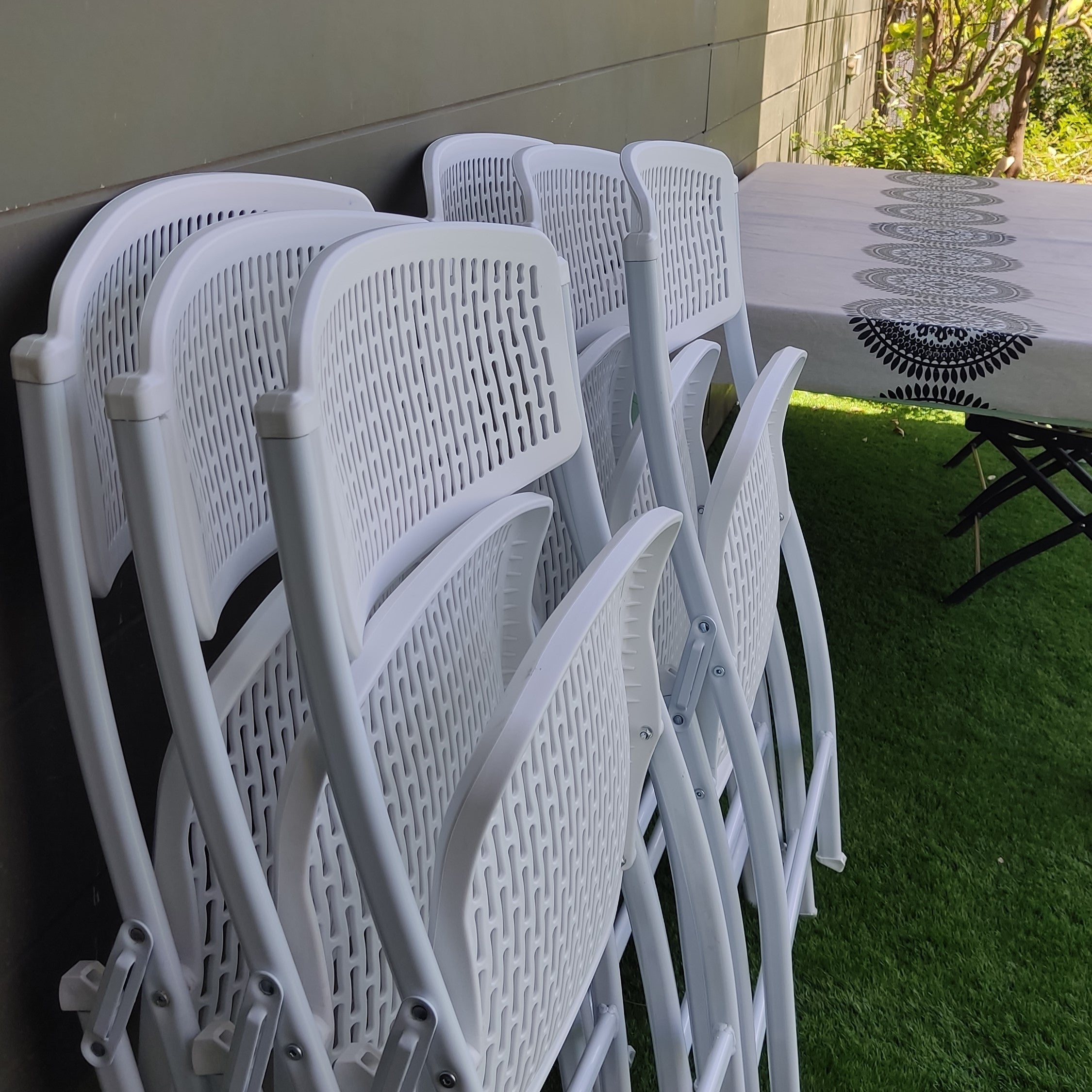 כסאות מתקפלים דגם מיאמי בצבע לבן, נוחים וחזקים עם מסגרת פלדה מחוזקת