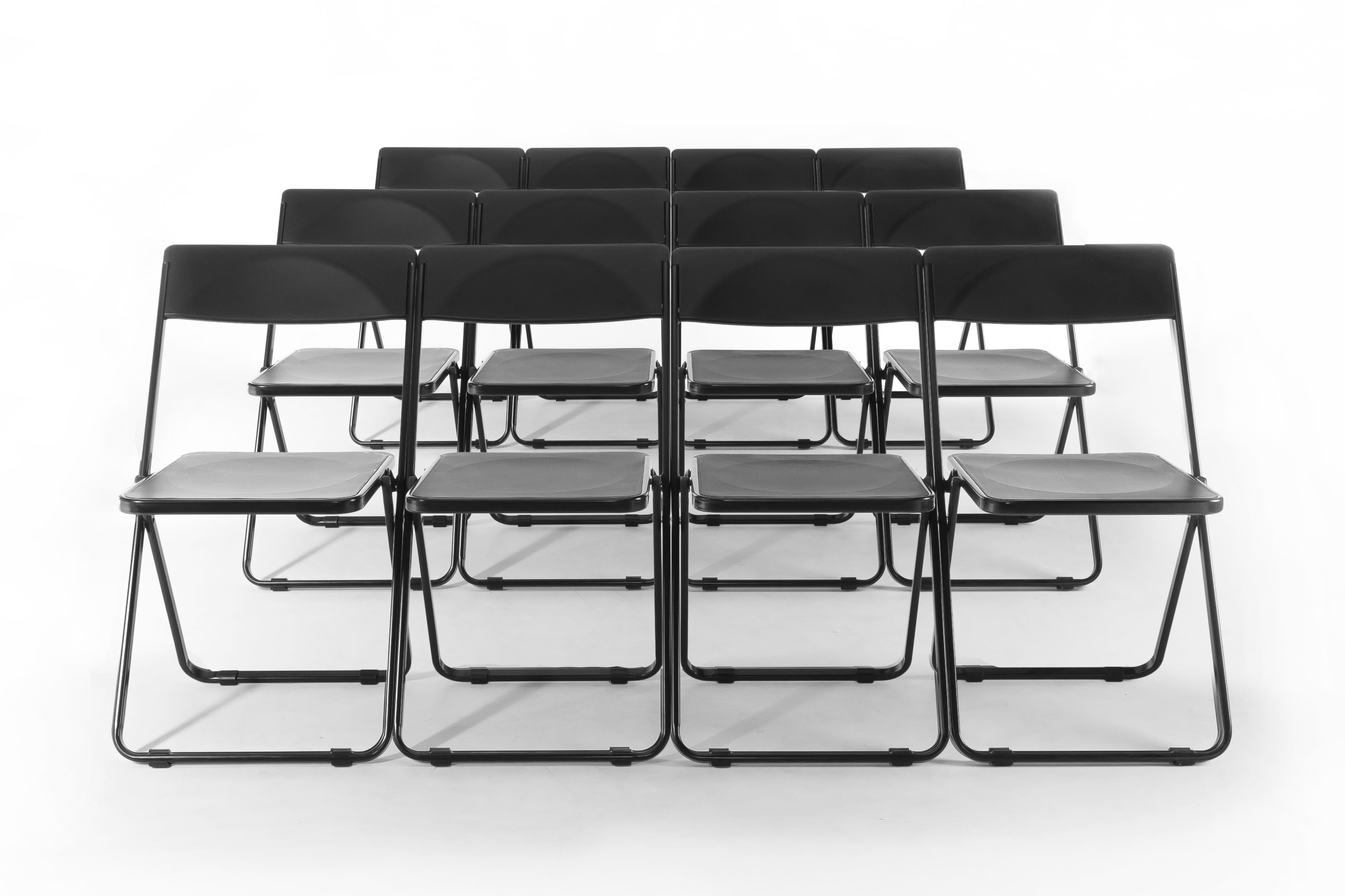 כסאות מתקפלים דגם סלים, דקים במיוחד בצבע שחור מט, חזקים ויציבים עם חיסכון במקום