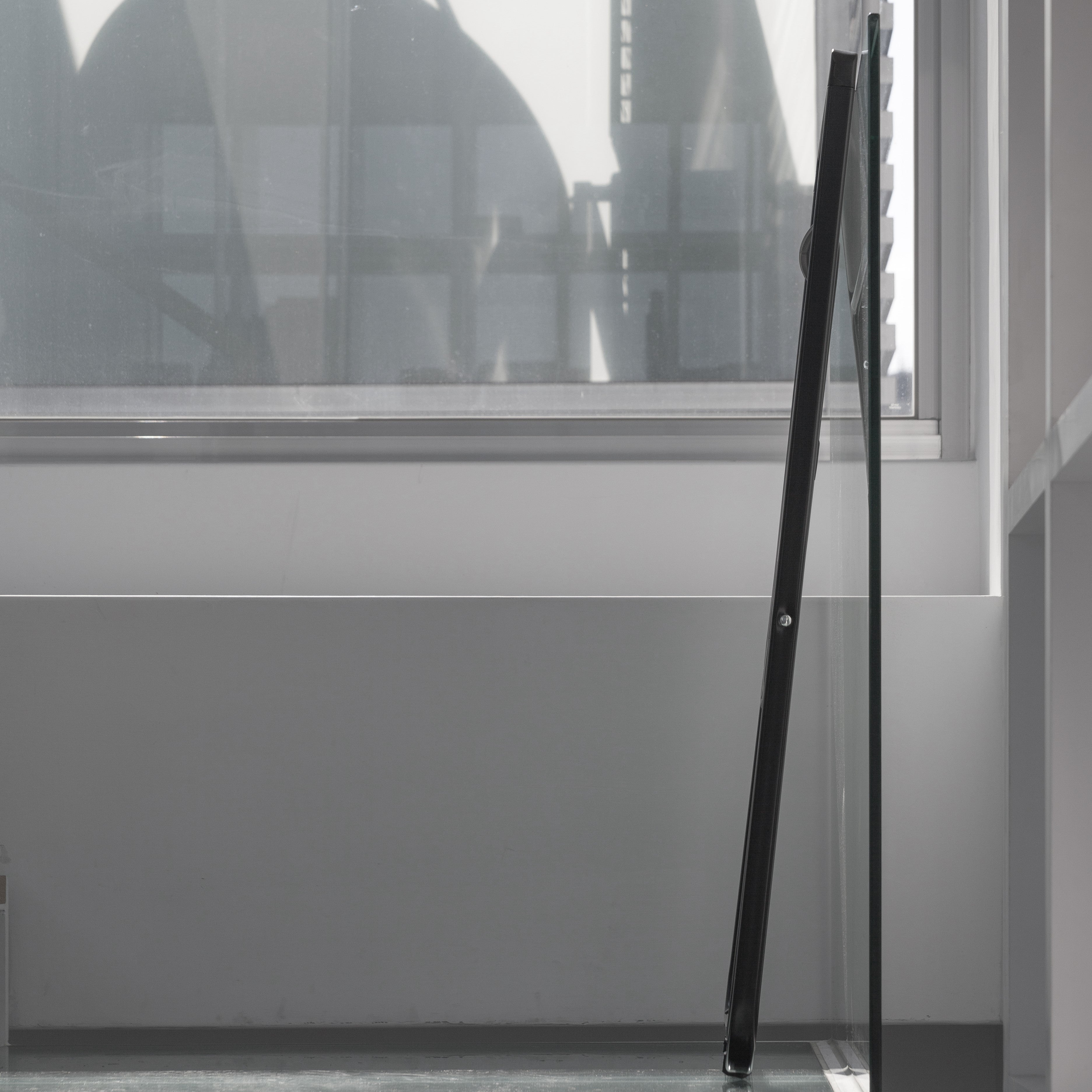 כסאות מתקפלים דגם סלים, דקים במיוחד בצבע שחור מט, חזקים ויציבים עם חיסכון במקום