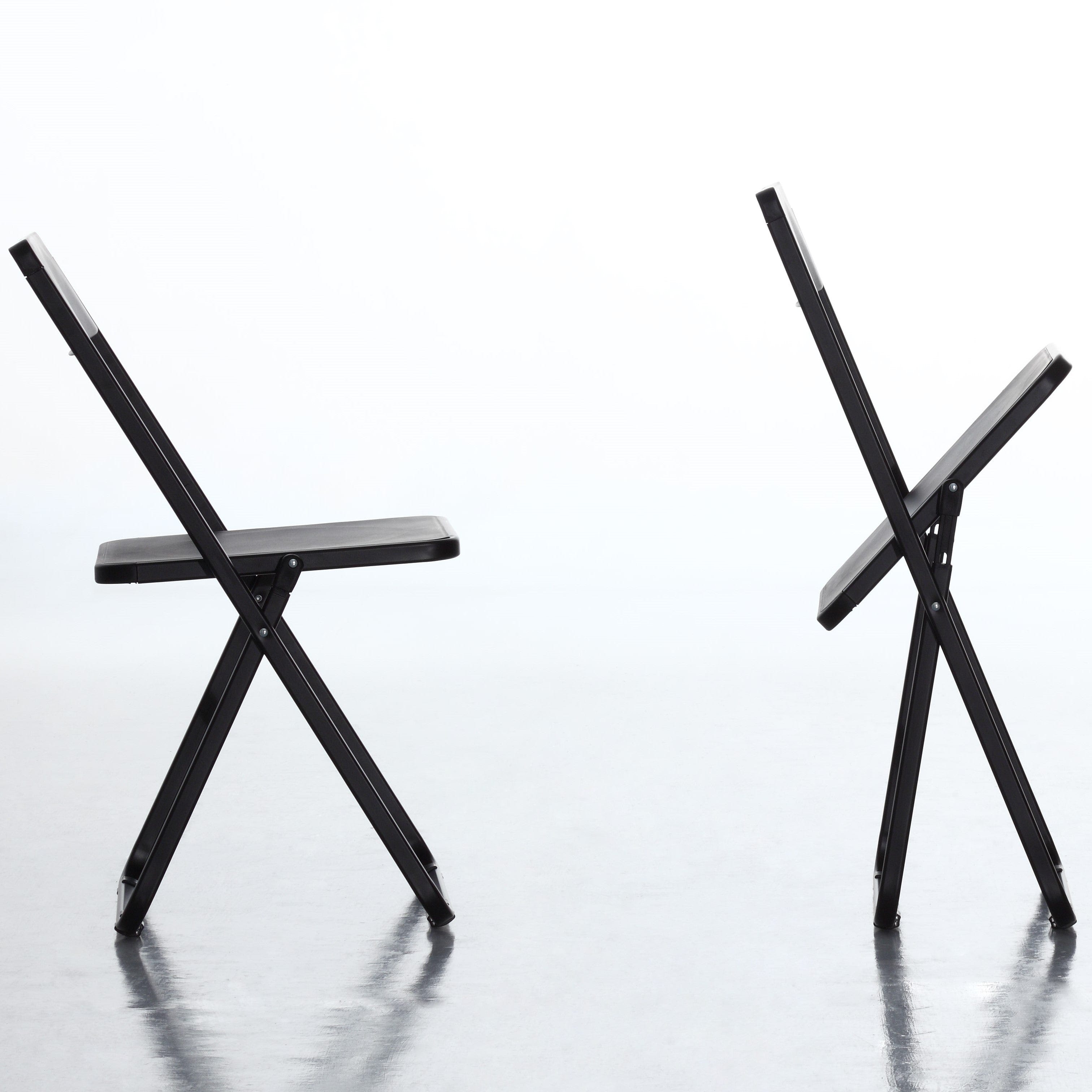 כיסא מתקפל איכותי חזק ויציב שמתקפל דק מאוד מתקפל ל 2.6 סמ בלבד הכסא מתקפל בצבע שחור דגם סלים