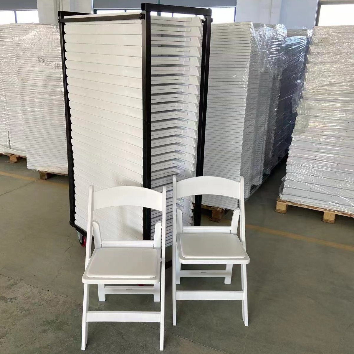 כסאות מתקפלים מרופדים דגם ונציה בתוך עגלה מקצועית לאחסנה ושינוע 28 כסאות מתקפלים