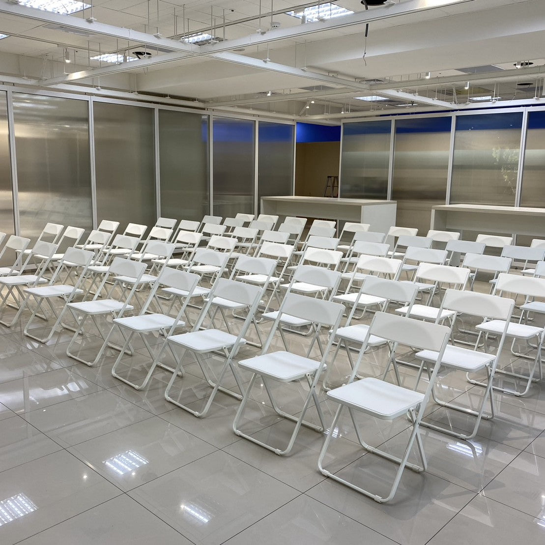 כסא מתקפל איכותי חזק ויציב שמתקפל דק מאוד מתקפל ל 2.6 סמ בלבד הכסא מתקפל בצבע שחור דגם סלים #צבע_לבן