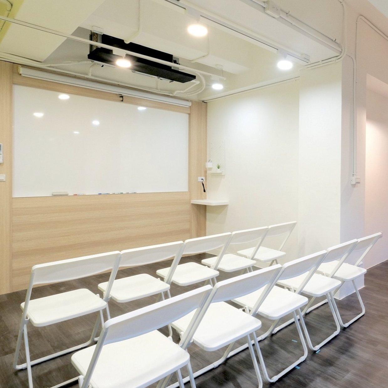 כסא מתקפל איכותי חזק ויציב שמתקפל דק מאוד מתקפל ל 2.6 סמ בלבד הכסא מתקפל בצבע שחור דגם סלים #צבע_לבן